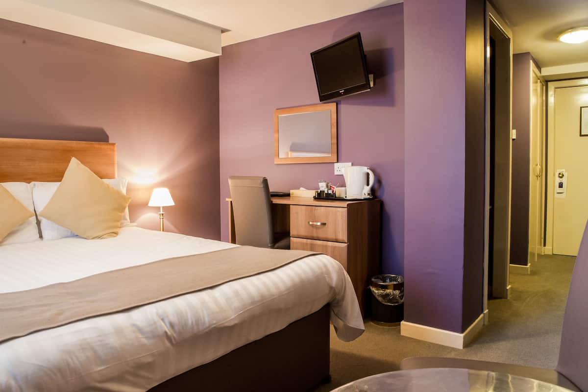 Standard Room, Ensuite, Courtyard Area (Lower Ground Floor) | Iron/ironing board, rollaway beds, free WiFi