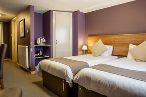 標準雙人或雙床房, 獨立浴室, 庭園 (Lower Ground Floor) | 熨斗/熨衣板、折疊床/加床、免費無線上網