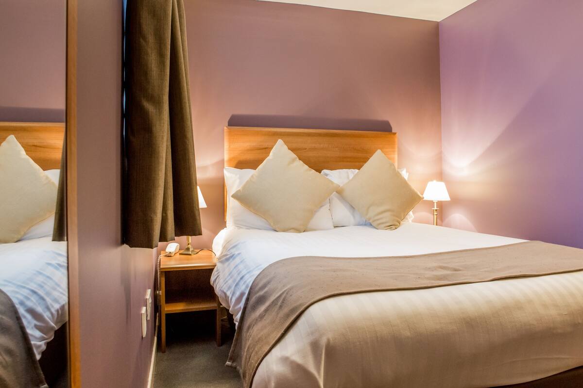 Standard Room, Ensuite, Courtyard Area (Lower Ground Floor, Small) | Iron/ironing board, rollaway beds, free WiFi