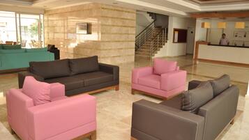 Coin salon dans le hall