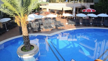 Außenpool, Cabañas (kostenlos), Sonnenschirme