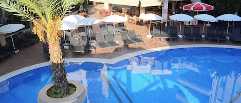 Outdoor pool, free cabanas, pool umbrellas