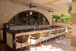 Bar en bord de piscine