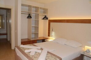 Quarto casal | 1 quarto, escrivaninha, quartos à prova de som, berços grátis