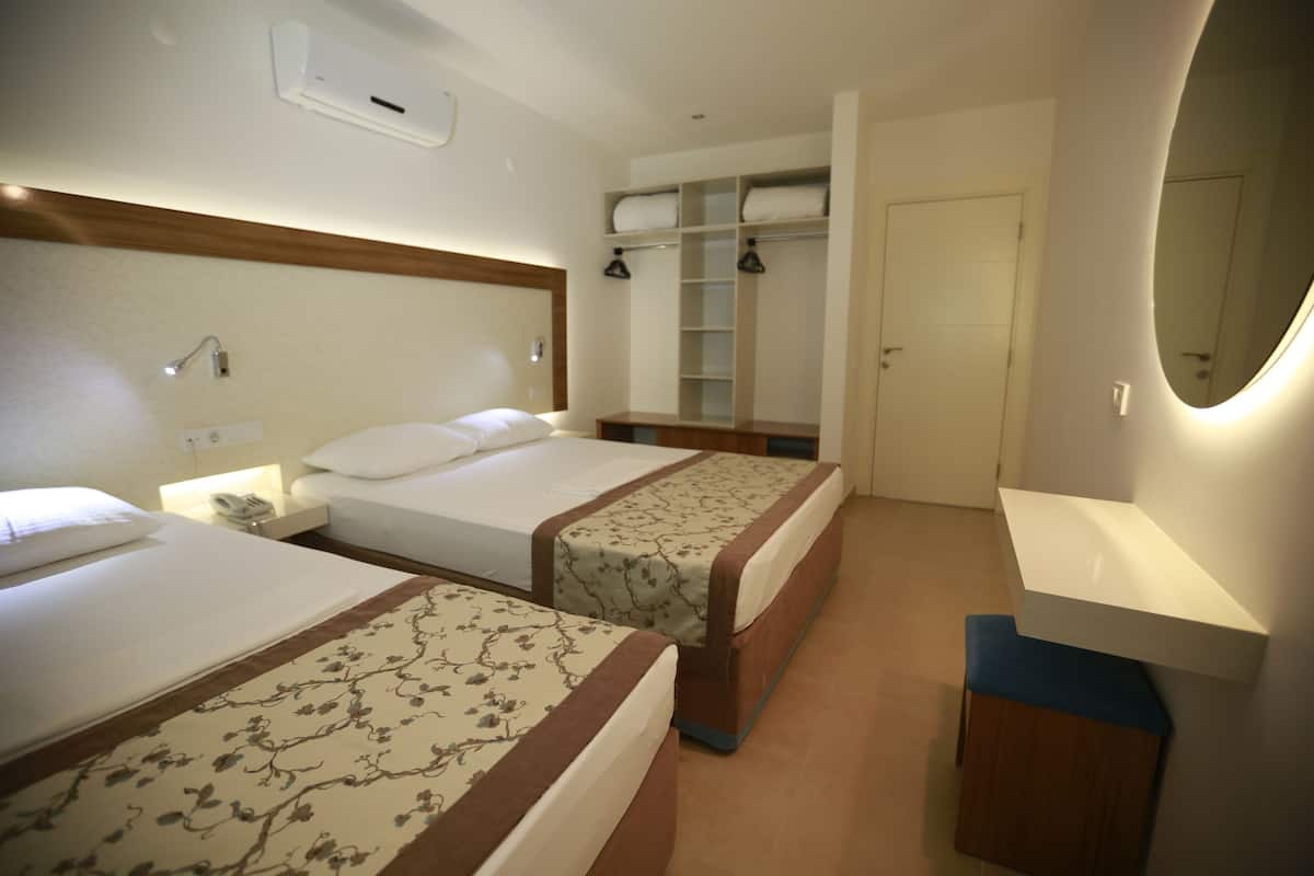 Quadruple Room | 1 bedroom, desk, soundproofing, free cribs/infant beds