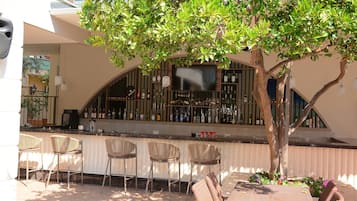 Bar en bord de piscine