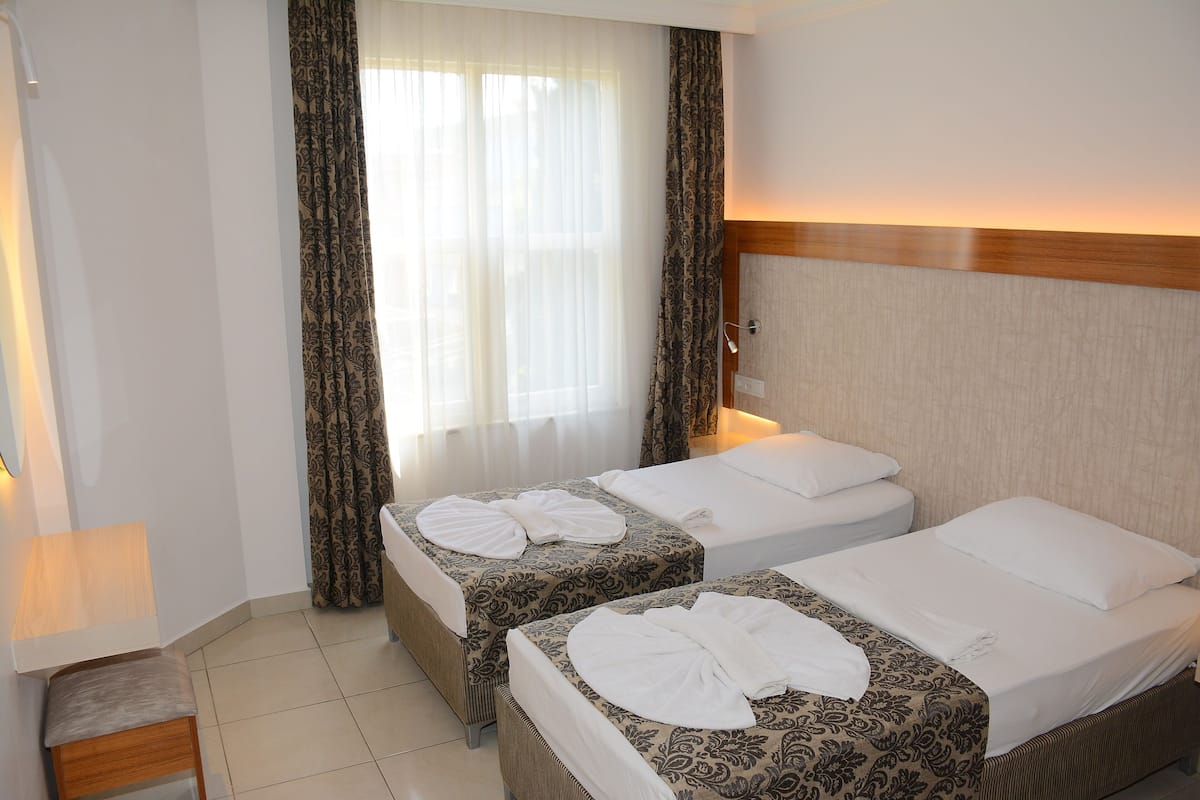 1 bedroom, desk, soundproofing, free cribs/infant beds