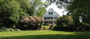 Property grounds - Liberty Hill Inn (Yarmouth Port)