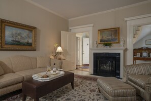 TV - Liberty Hill Inn (Yarmouth Port)