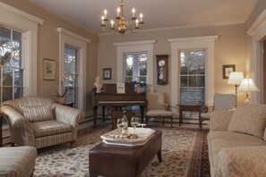 TV - Liberty Hill Inn (Yarmouth Port)