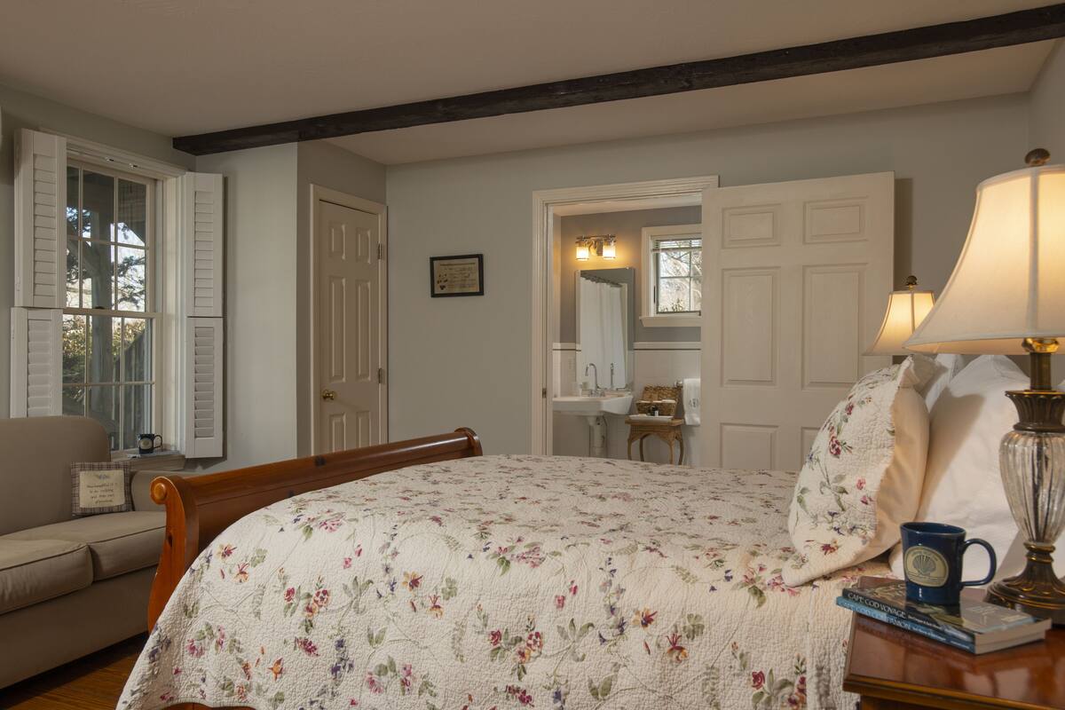 Iron/ironing board, free WiFi, individually furnished, bed sheets