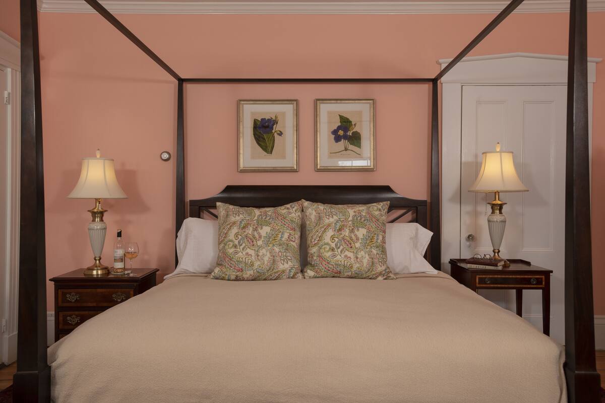Iron/ironing board, free WiFi, individually furnished, bed sheets