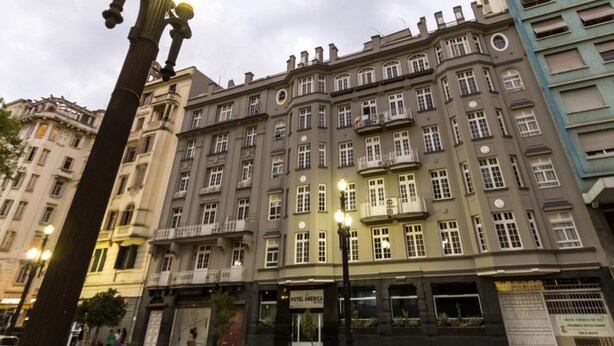 Un edificio histórico de varias plantas y estilo arquitectónico clásico.