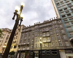 Un edificio storico con più piani e uno stile architettonico classico.