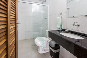 Shower, hair dryer, towels - Hotel América do Sul (São Paulo)
