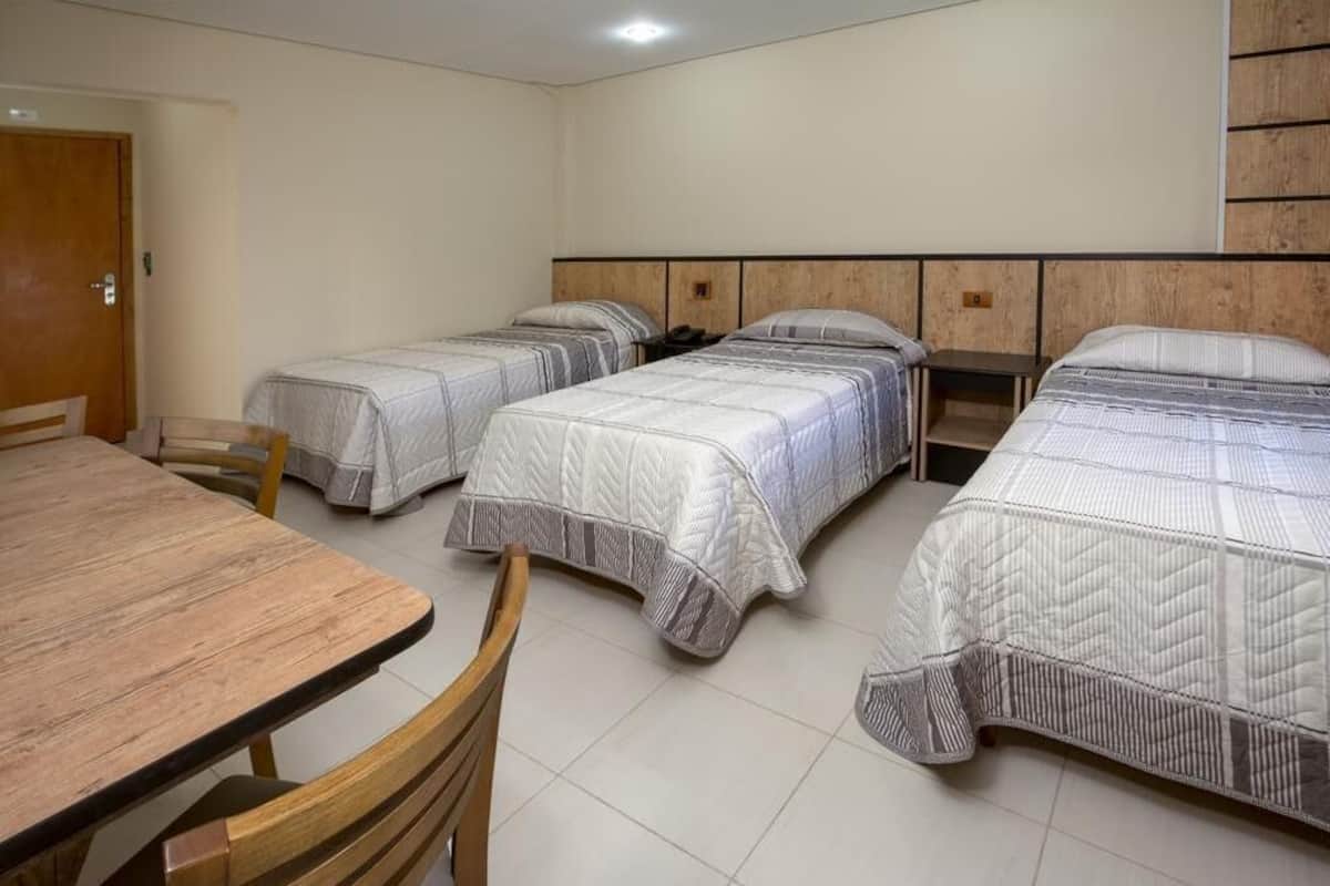 Minibar, barnesenger (inkludert), wi-fi (inkludert) og sengetøy