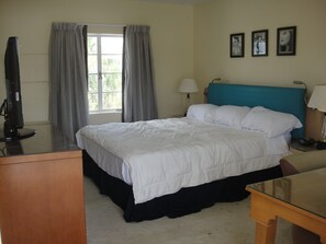 Rom – standard, 1 kingsize-seng, kjøleskap og mikrobølgeovn | Sengetøy av topp kvalitet, senger med overmadrass og skrivebord