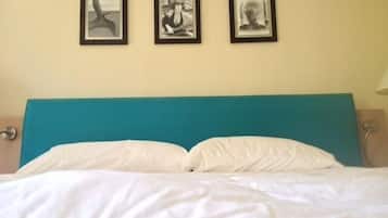 Habitación estándar, 1 cama King size, refrigerador y microondas | Ropa de cama de alta calidad, camas con pillow-top y escritorio