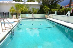 Outdoor pool - Holiday House Motel (Lake Worth)