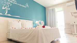 Standaard kamer, balkon, gedeeltelijk uitzicht op zee | Een minibar, een kluis op de kamer, individueel gedecoreerd, een bureau