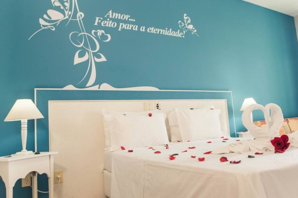 Minibar, coffres-forts dans les chambres, bureau, rideaux occultants