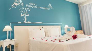 Habitación estándar, balcón, vistas parciales al mar | Minibar, caja fuerte, decoración individual y escritorio