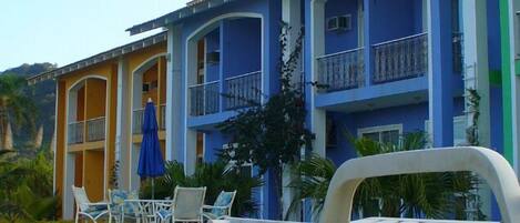 Vista frontal de la propiedad