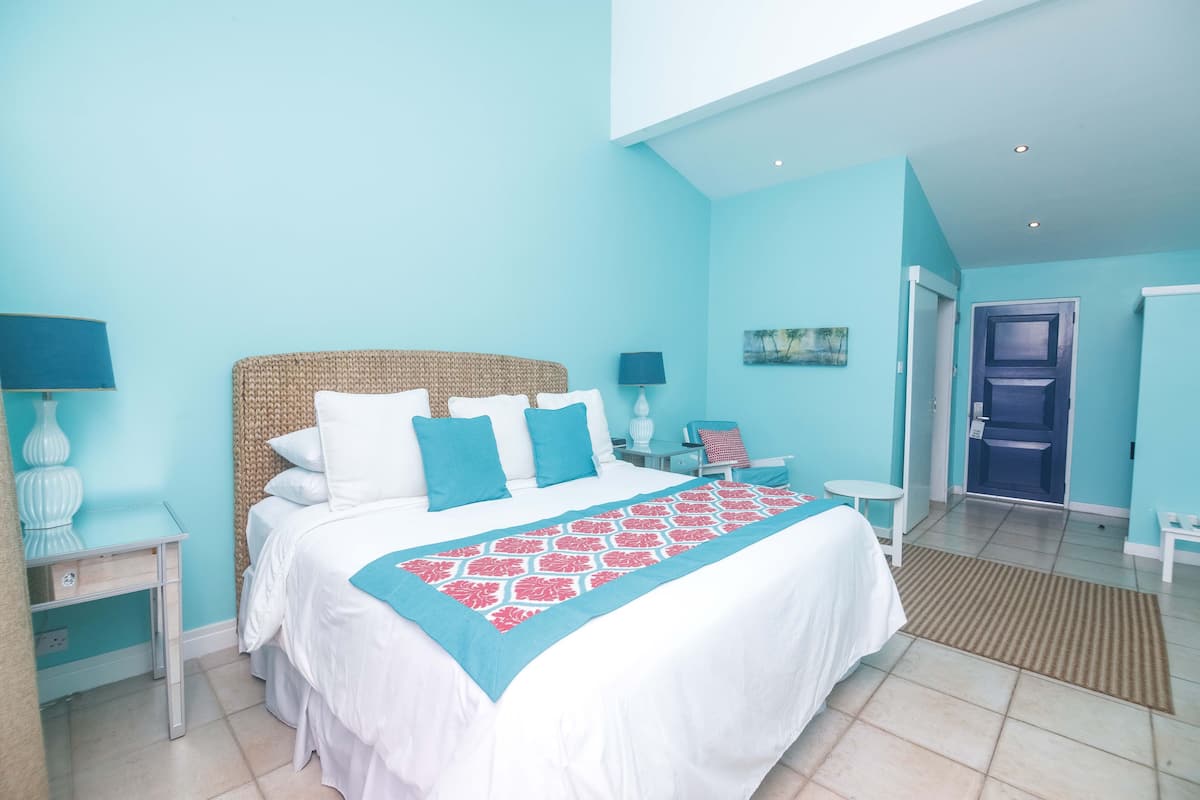 Room, 1 King Bed, Kitchenette, Pool View | Pillowtop beds, in-room safe, individually decorated