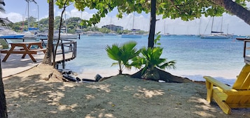 Perto da praia, espreguiçadeiras, guarda-sóis