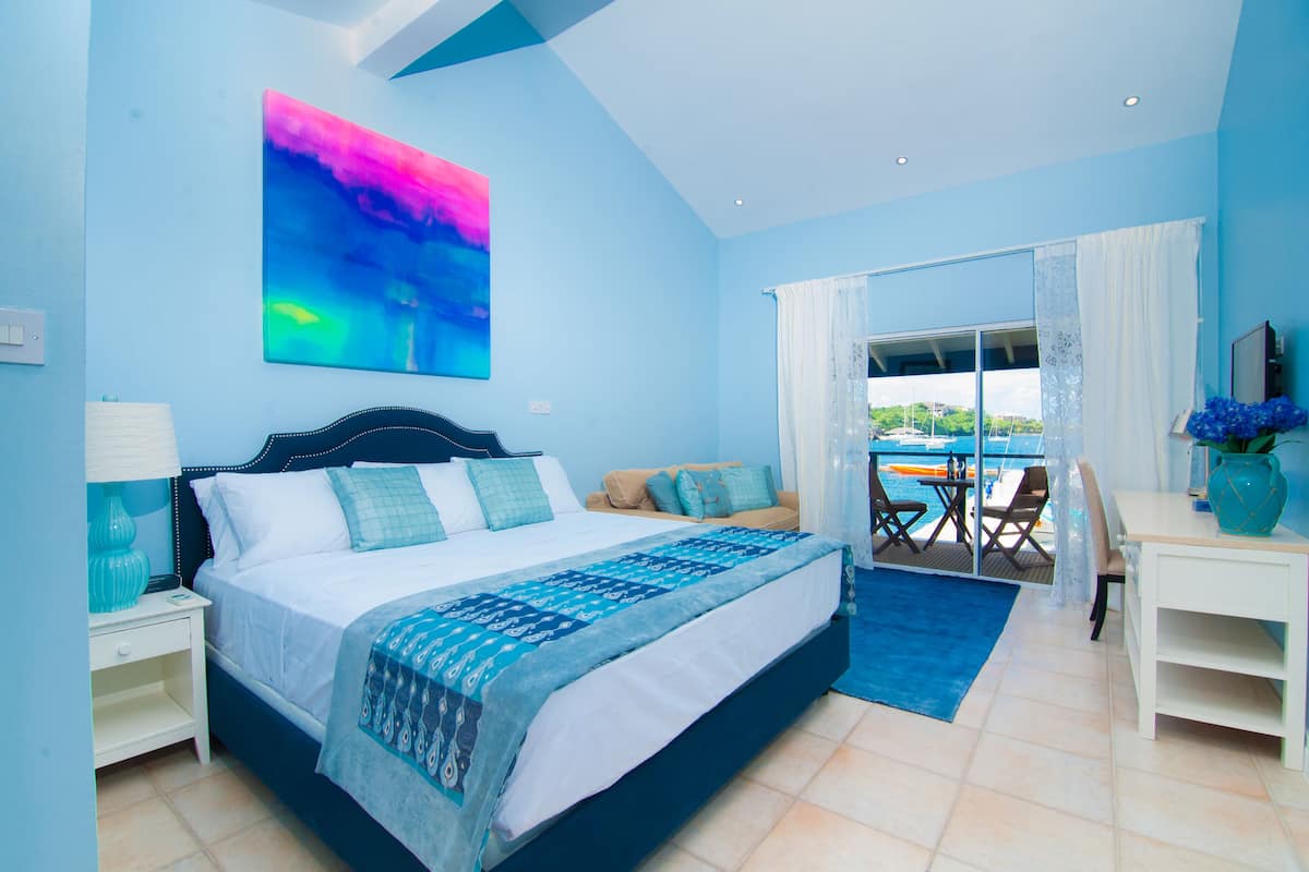 Chambre, 1 très grand lit, vue marina | Surmatelas, coffres-forts dans les chambres, décoration personnalisée