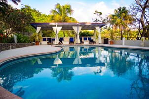 Piscina externa, guarda-sóis, espreguiçadeiras