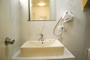 Chambre exécutive, 1 grand lit | Salle de bain | Douche, articles de toilette (gratuits), séchoir à cheveux