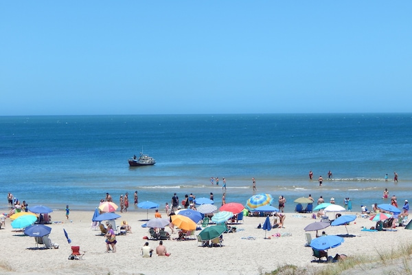 På stranden, parasoller, badehåndklæder, strandbarer