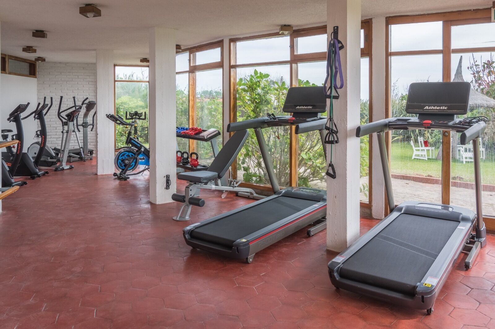 Een sportschool met loopbanden, hometrainers en krachttoestellen.