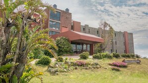 Un edificio moderno con fachada roja, ventanas grandes y un letrero que dice "Portobello".