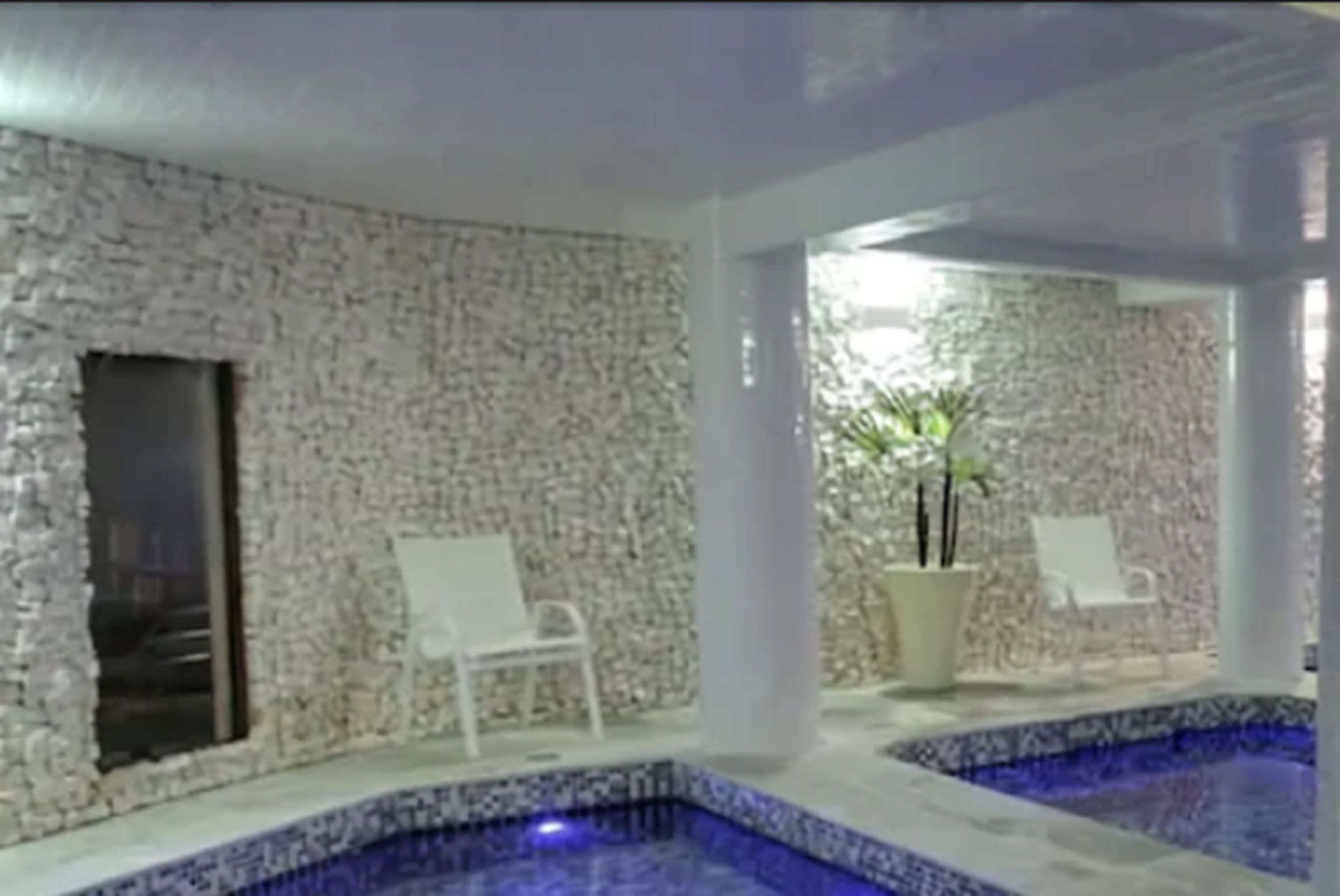 2 indoor pools, 2 outdoor pools