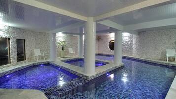2 piscinas internas, 2 piscinas externas