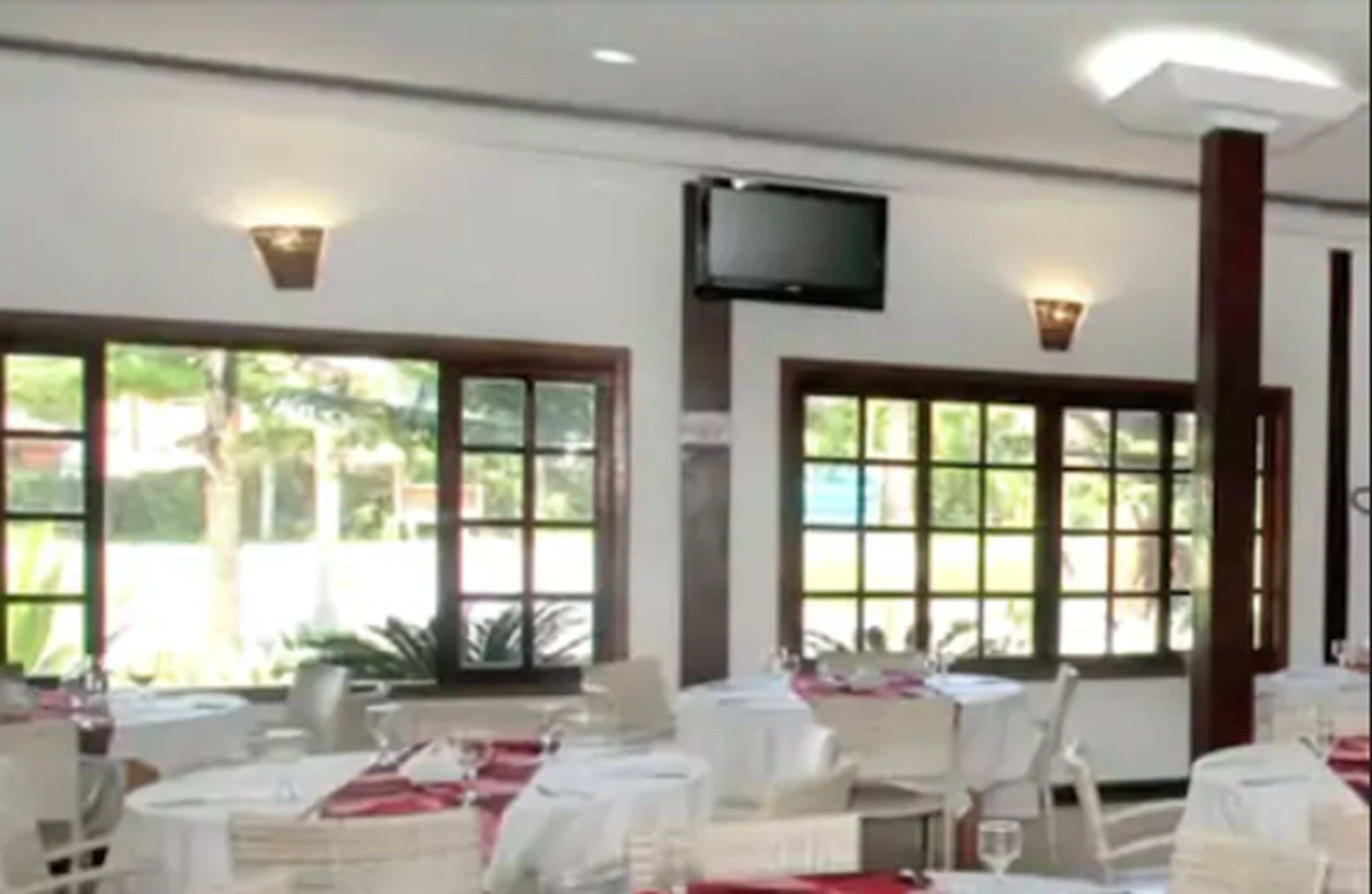 2 restaurants, breakfast, lunch, dinner served; international cuisine