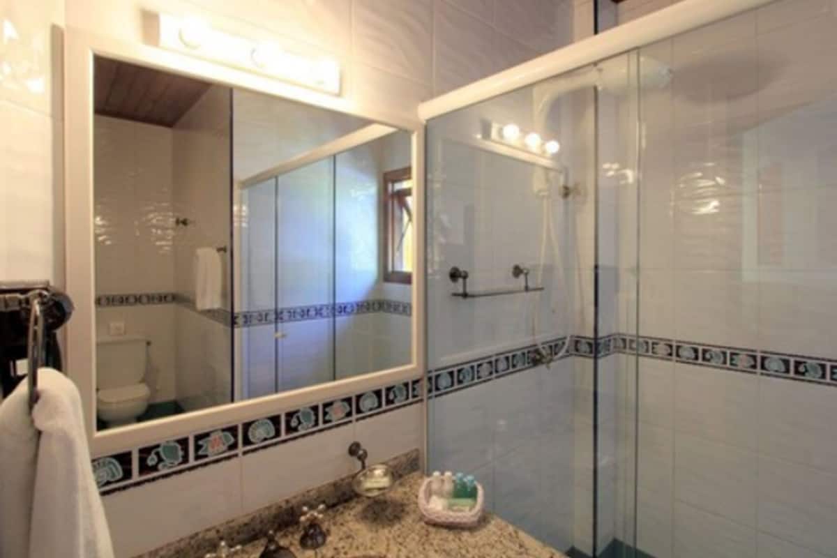 shower, free toiletries, hair dryer, towels