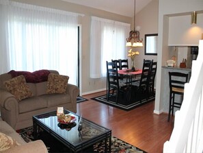 Apartment, 3 Schlafzimmer (3 Baths, 2 Living Rooms, Private Deck) | Wohnbereich