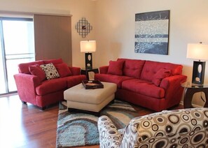 Apartment, 2 Schlafzimmer (1 King, Queen, Sofa Bed, Private Deck) | Wohnzimmer