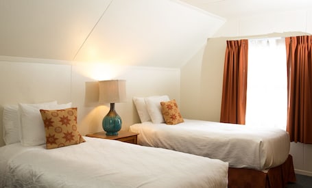 3 habitaciones, cubrecamas, tabla de planchar con plancha y cunas