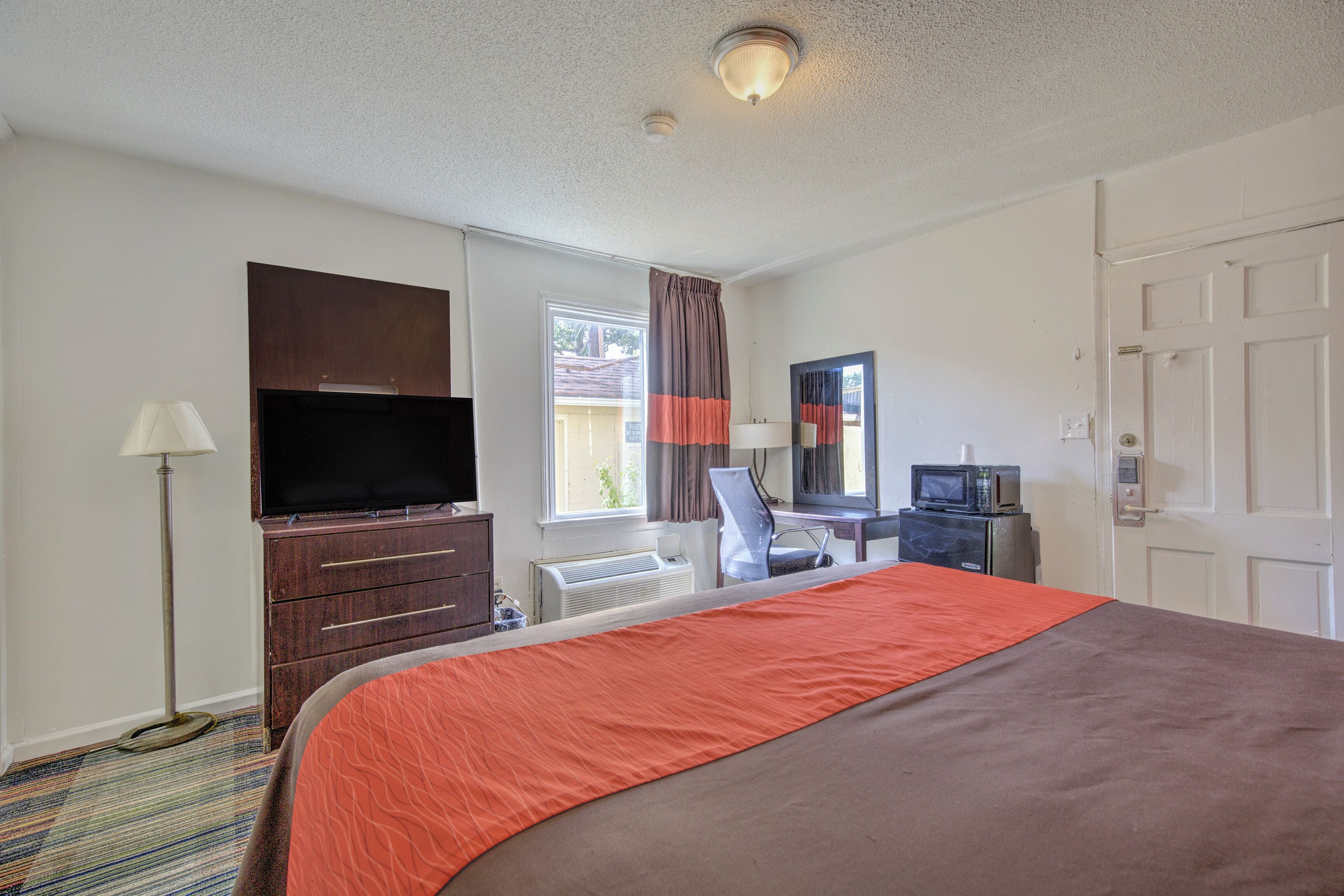 Room, 1 King Bed, Smoking | Desk, bed sheets