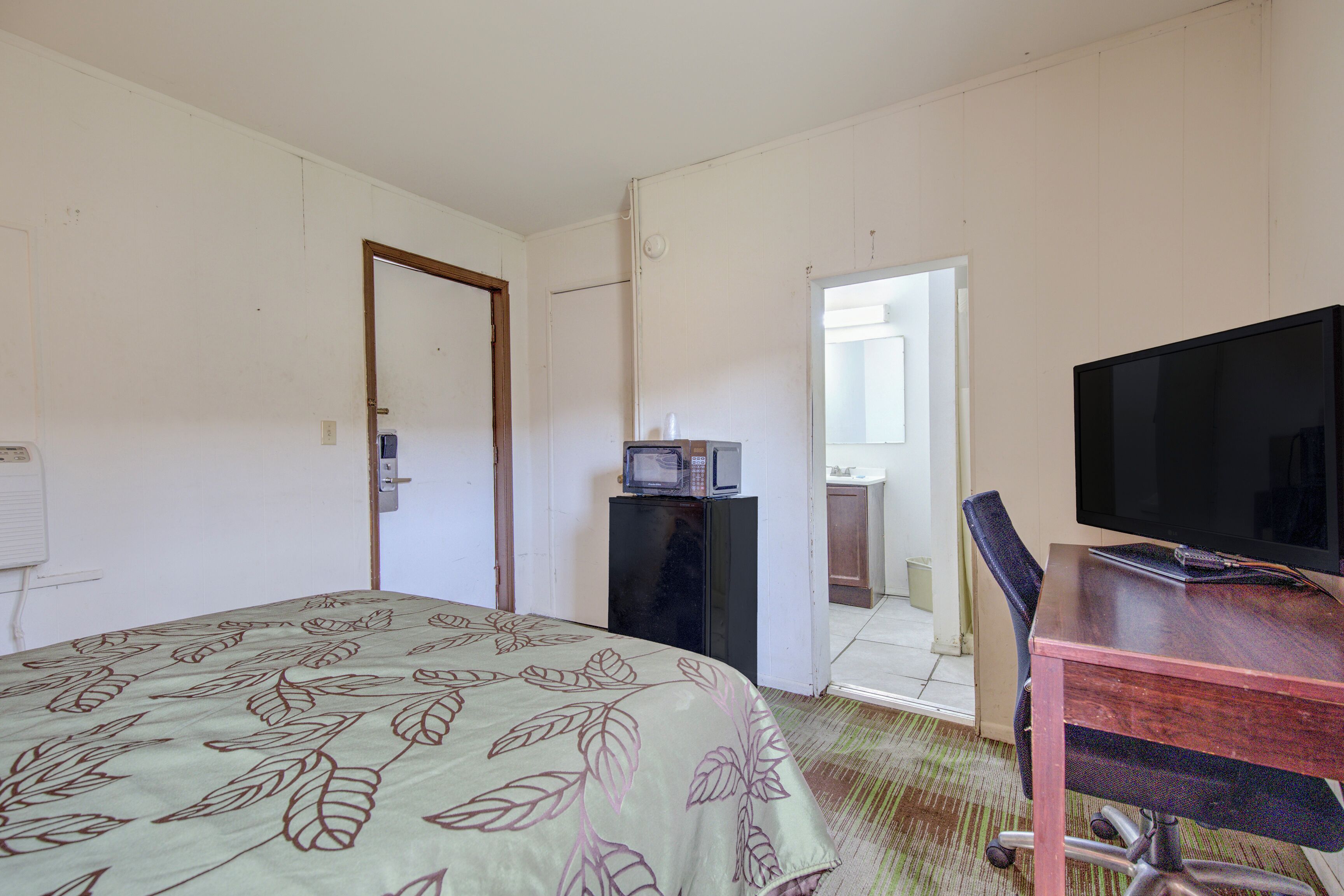 Room, 1 Double Bed, Non Smoking | Desk, bed sheets