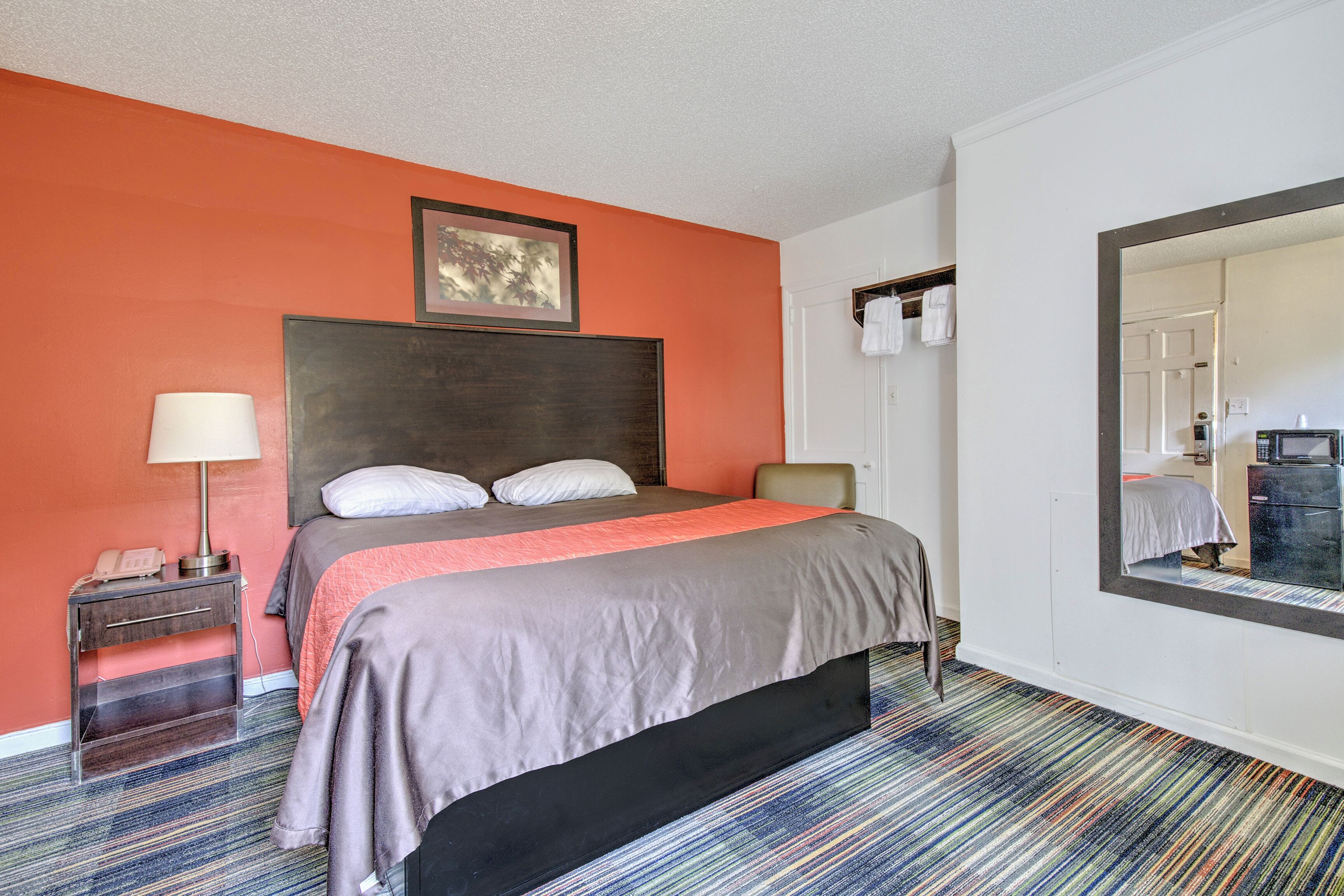 Huone, 1 suuri parisänky, tupakointi sallittu | Työpöytä, vuodevaatteet