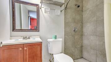 Habitación Deluxe, 2 camas dobles, no fumadores | Baño | Toallas