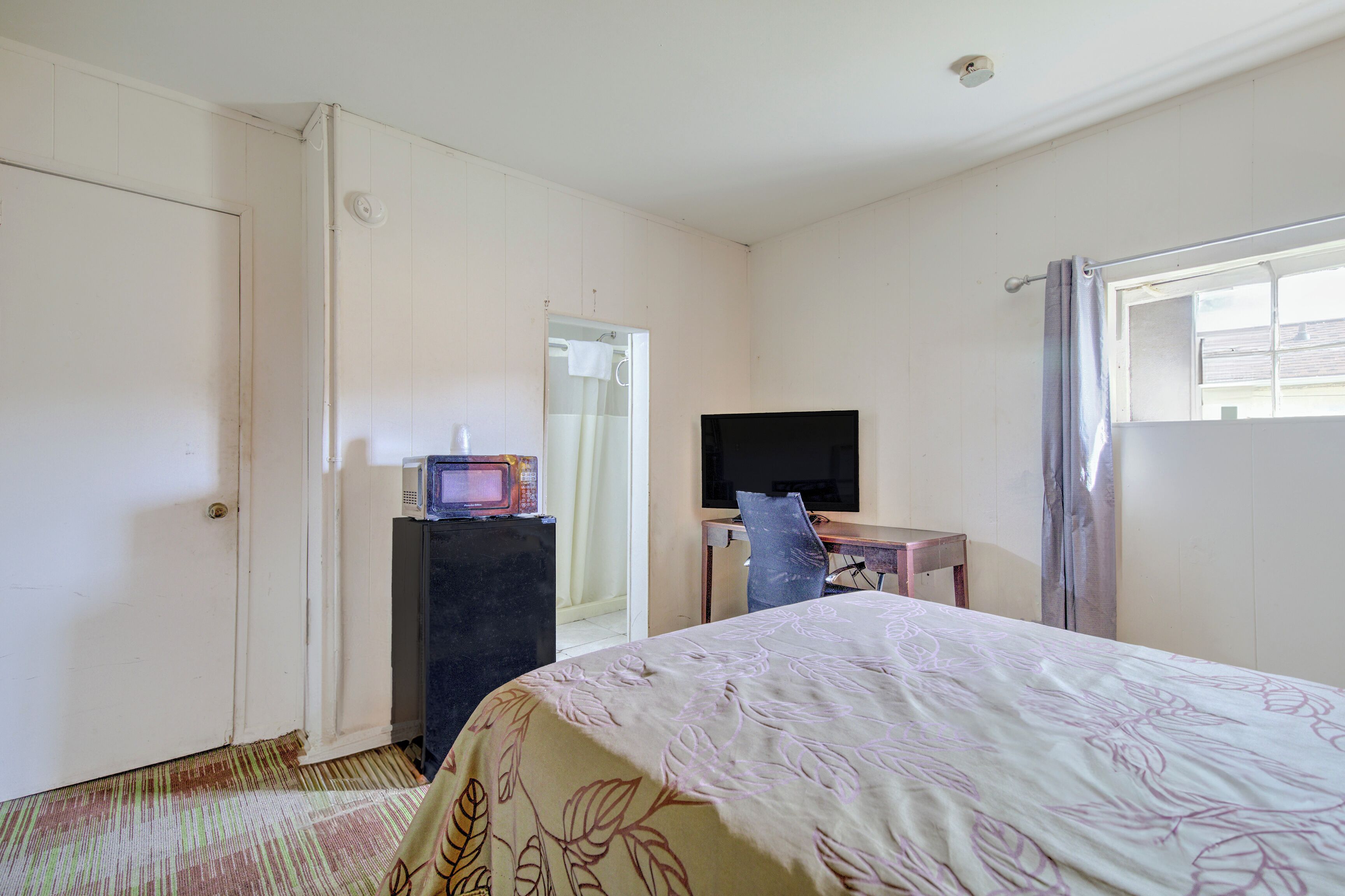 Room, 1 Double Bed, Non Smoking | Desk, bed sheets
