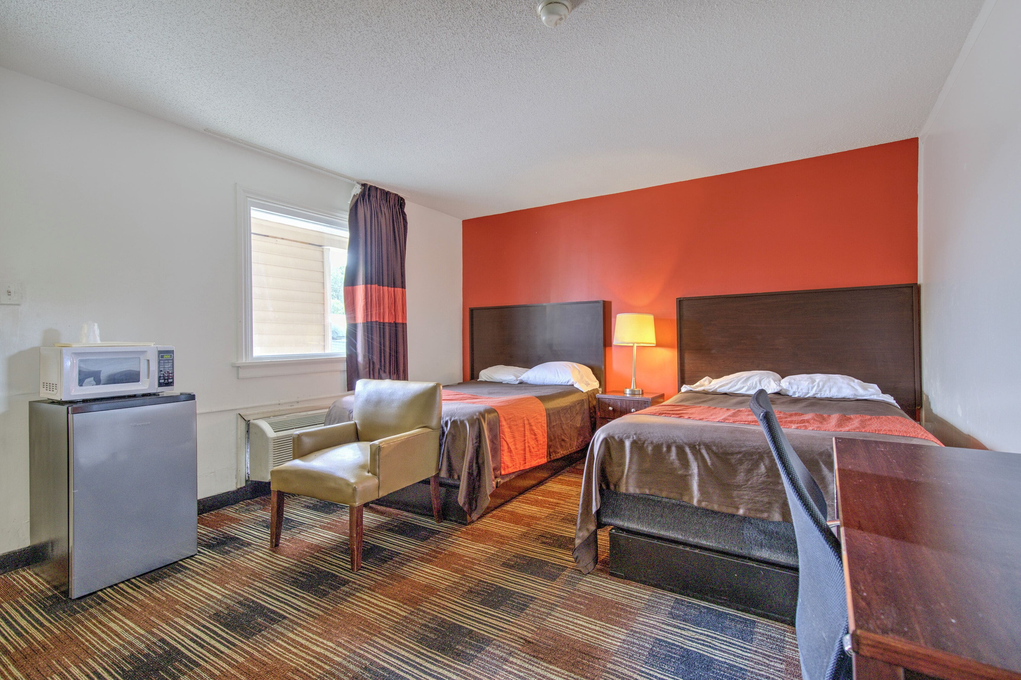 Huone, useita sänkyjä | Työpöytä, vuodevaatteet