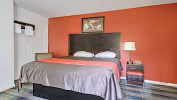 Room, 1 King Bed, Smoking