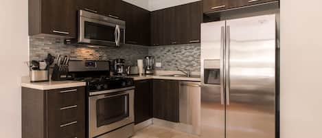 Bloc d'apartaments | Cuina privada | Frigorífic gran, microones, forn i placa de cuina